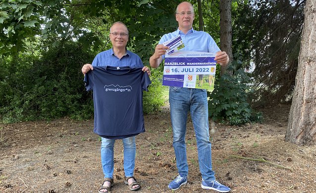 Bild: Organisator Jochen Lenz und Schirmherr Matthias Jendricke pr&auml;sentieren die Devotionalien des Harzblick Wandermarathons 2022