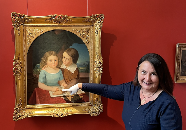 Bild: Kunsthauschefin Susanne Hinsching beim Aufbau der neuen Ausstellung