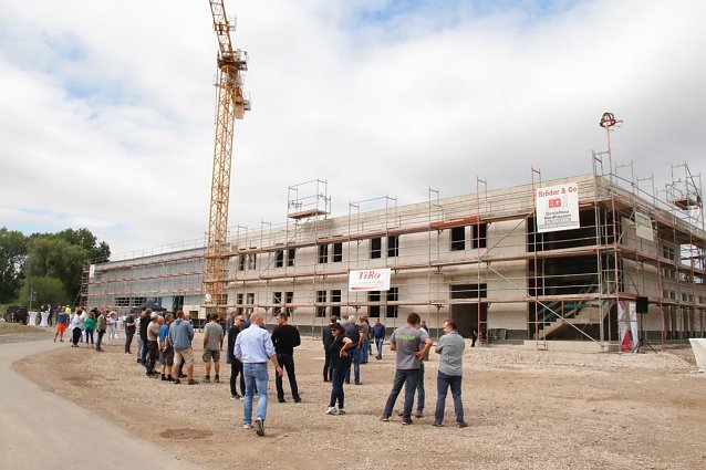 Bild: Noch gleicht der Bau einer Lagerhalle, bis Ende des Jahres sollen hier moderne Produktionsanlage f&uuml;r Labortechnik entstehen
