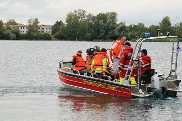 Bild: Am Rande des Wettrennens wurde das neue Rettungsboot der DRK-Wasserwacht durch Landrat Jendricke und B&uuml;rgermeisterin Rieger offiziell &uuml;bergeben
