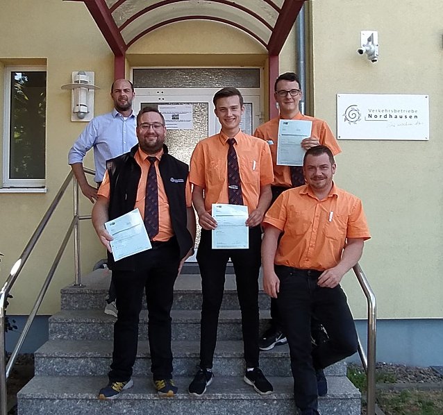 Bild: Markus Schraps, Betriebsleiter Busverkehr (hinten links) und Marco Wei&szlig;kopf, Ausbilder (vorne rechts) gratulierten Marcel Berger; Marvin Sonnenberg und Yannik Stilzebach (v. l. n. r.) zur bestandenen Pr&uuml;fung