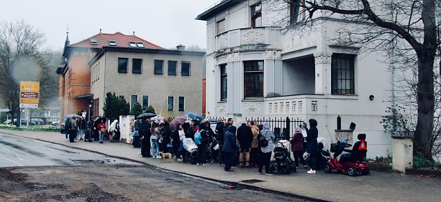 Bild: Die Schlangen vor der Tafel sind seit dieser Aufnahme aus dem April diesen Jahres eher noch l&auml;nger geworden