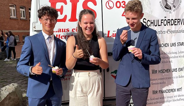Bild: Arnold, Saskia und Till aus der 10-4 freuen sich &uuml;ber die kleine Eisgabe