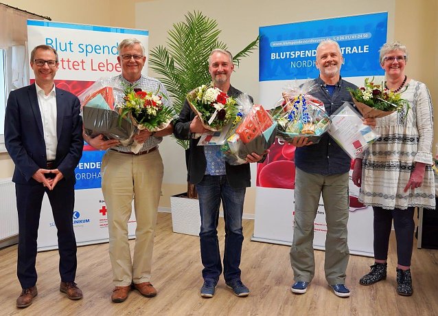 Bild: v.l.: Dr. Maria Westphal (rechts) und Markus Garzke (links) vom S&uuml;dharz Klinikum begl&uuml;ckw&uuml;nschten die Jubil&auml;umsspender f&uuml;r 125 Spenden: Wolfgang J&ouml;dicke, Heiko Meyer, Frank Stecher 