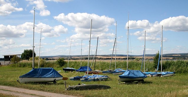 Bild: Die Boote m&uuml;ssen auf dem Trockenen bleiben, im Stausee gibt es zur Zeit nicht genug Wasser