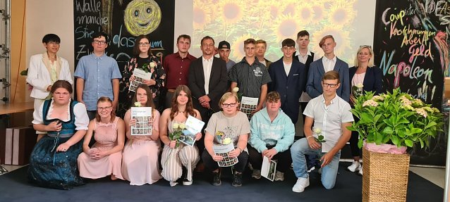 Bild: Ein letztes Foto der Abschlussklasse mit Lehrerinnen und Lehrer vor dem Beginn des neuen Lebensabschnitts ist nat&uuml;rlich Pflicht.