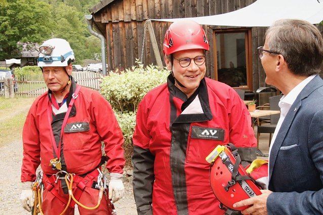 Bild: Overall statt Anzug und Krawatte - Georg Maier (Mitte) stellte sich heute als Testobjekt f&uuml;r die H&ouml;hlenretter zur Verf&uuml;gung