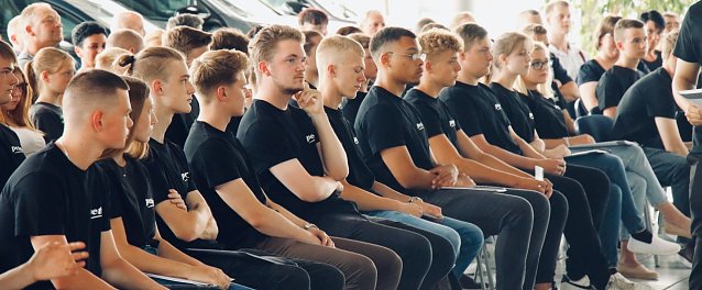 Bild: &Uuml;ber 40 neue Azubis begr&uuml;&szlig;te man heute in der Peter-Gruppe