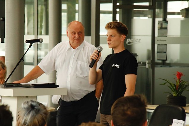 Bild: Zwei, die der n&auml;chsten Generation ins Gewissen reden konnten: Helmut Peter und der Auszubildende Michel Hertel