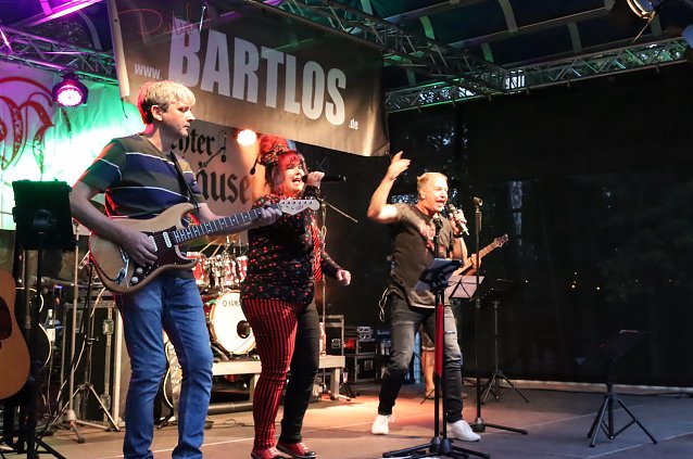 Bild: Die gruppe Bartlos im Konzert