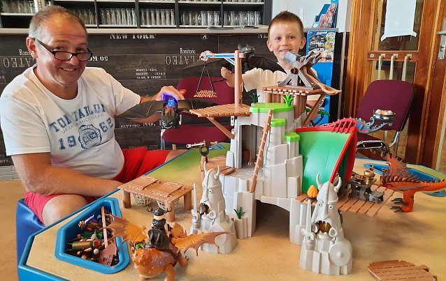 Bild: Viel Geduld haben Eltern und Gro&szlig;eltern mit ihren Spr&ouml;sslingen beim Spielen in der PLAYMOBIL-Ausstellung
