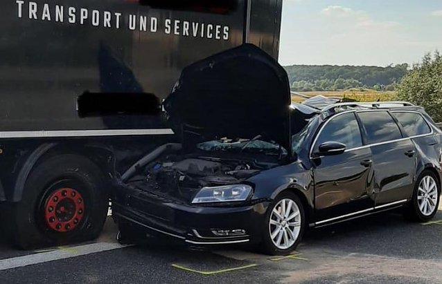 Bild: Unter LKW eingeklemmtes Unfallfahrzeug