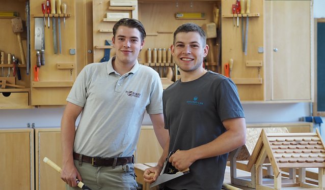 Bild: Die Tischler-Werkstatt der Walter-Gropius-Schule: Leonhard (li.) und Max erinnern sich an ihre ersten Arbeiten mit Holz in der Schulzeit.