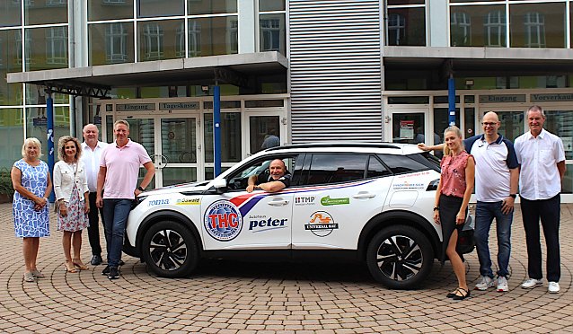 Bild: Birgit Pommer (fr&uuml;her Keller), Hannelore Haase, Helmut Peter und Robert B&ouml;hm links vom Auto, mittendrin Herbert M&uuml;ller und rechts Sibylle Fiss und Maik Schenk aus der THC-Gesch&auml;ftsf&uuml;hrung sowie Andreas Meyer 
