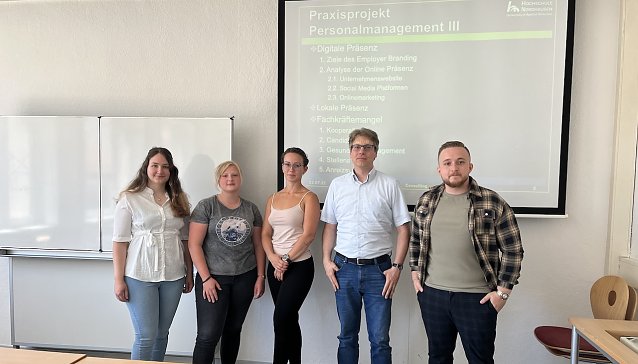 Bild: Studenten der Hochschule in einem Projekt bei der Firma Liebram