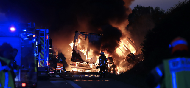 Bild: Ausgebrannter Lkw auf der A38