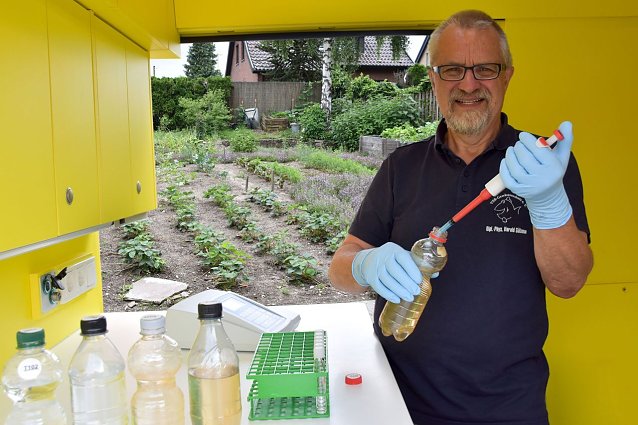 Bild: Dpil.-Phys. Harald Guelzow bei der Untersuchung einer Probe