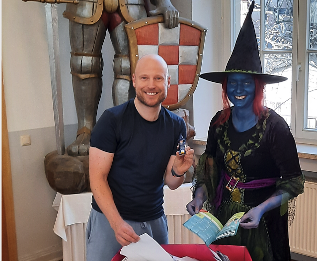 Bild: Der Diorama K&uuml;nstler Oliver Schaffer und die "blaue Hexe" bei der Ziehung der Gewinner