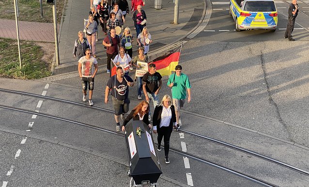 Bild: Auf der Nordh&auml;user Montagsdemo wird der Mittelstand zu Grebe getragen