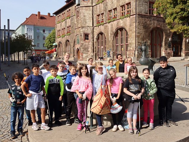 Bild: Klasse 4c der Staatlichen Grundschule Bertolt Brecht beim M&uuml;llsammeln in der Innenstadt