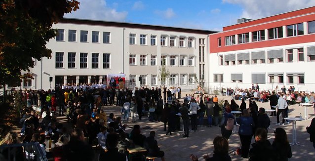 Bild: Am Schillergymnasium in Bleicherode wurde heute das Ende der langen Umbauarbeiten gro&szlig; gefeiert