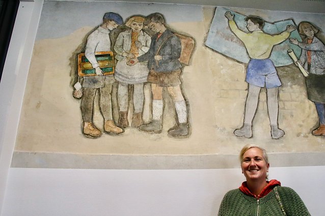 Bild: Ein St&uuml;ck Geschichte hat man erhalten - Restauratorin Suzy Hesse konnte die Wandbilder aus DDR-Tagen retten