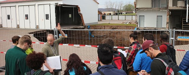 Bild: Zum Anschauungsunterricht f&uuml;r angehende Geologen wurde der gro&szlig;e Erdfall aus 2016 schon genutzt