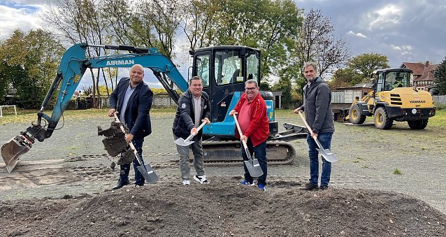 Bild: Erster Spatenstich f&uuml;r den neuen Kunstrasenplatz in Salza