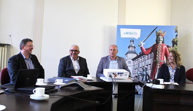 Bild: Gut gelaunte Protagonisten eines neuen Indoor-Anlaufs in Nordhausen: Thomas Selber (Kreissparkasse), Werner H&uuml;tcher (Organisator), Landrat Matthias Jendricke und EVN-Gesch&auml;ftsf&uuml;hrerin Jana Z&ouml;ller (v.l.n.r.)