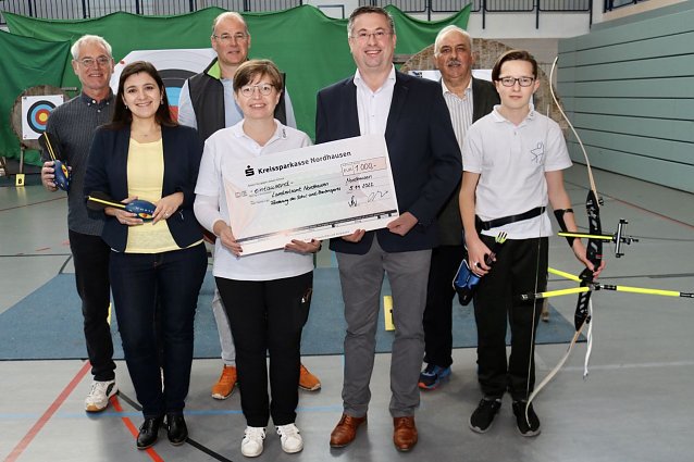 Bild: Zur Kreismeisterschaft im Bogenschie&szlig;en hat die Stiftung der Kreissparkasse Nordhausen eine Sportf&ouml;rderung &uuml;ber jeweils 500 Euro an den Verein Bowteam Nordhausen sowie an das Humboldt-Gymnasium Nordhausen &uuml;bergeben. Symbolisch &uuml;berreichten Sparkassenvorstand Jan Oberb&uuml;chler und Verwaltungsratsvorsitzender Landrat Matthias Jendricke die F&ouml;rderung &uuml;ber insgesamt 1.000 Euro