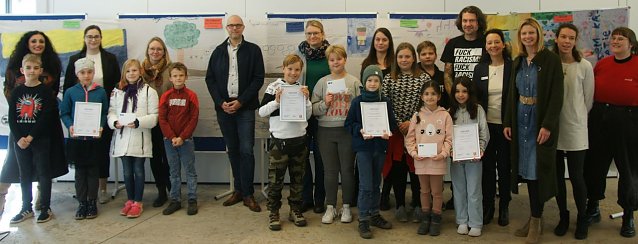 Bild: An der Ausstellung in der Bibliothek beteiligten sich sechs Grundschulen