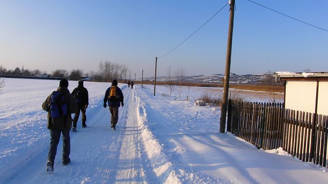 Bild: Nicht immer lag beim S&uuml;dharz-Hunderter so wenig Schnee wie aktuell: Bei der zehnten Ausgabe von Halle nach Nordhausen am 4. Dezember 2010 mussten die Wanderer durch bis zu 30 Zentimeter tiefen Schnee stapfen. -  Am S&uuml;&szlig;en See gabs damals eine Atempause: Denn da war der Weg ger&auml;umt.
