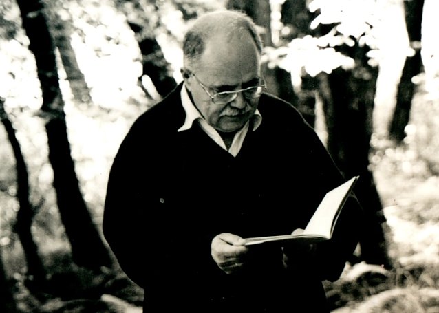 Bild: Wulf Kirsten liest im Wald von Limlingerode aus Zwischen Standort und Blickfeld