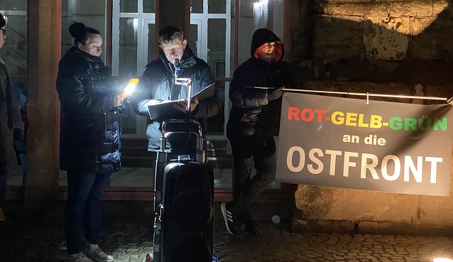 Bild: Veranstalter Mario Krumpholz spricht vo dem Spaziergang zu dem Teilnehmern