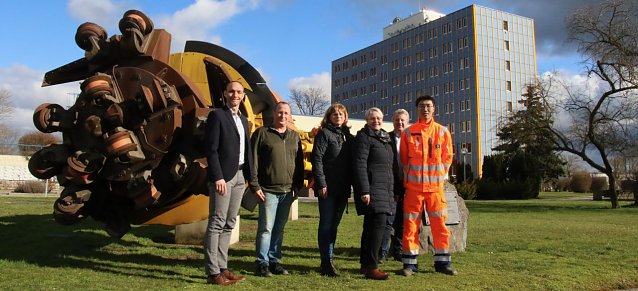 Bild: Alle an einem Strang: die Herren Zimprich und Gottwald k&uuml;mmern sich bei Schachtbau um ihre Auszubildenden, die Damen Keller und Ga&szlig;mann von der FAV suchen die passenden Kandidaten im Ausland und finden im besten Fall junge Leute wie Tamir Battsengel, was am Ende auch IHK Chef B&ouml;duel freut