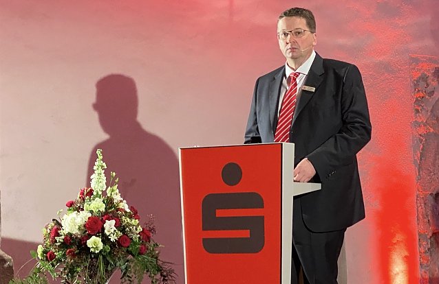 Bild: Sparkassenvorstand Thomas Seeber bei seinem Jahresbericht