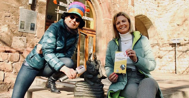 Bild: Die "Mutter der Treppenk&auml;fer" Ines Gast vom Jugensozialwerk und B&uuml;rgermeisterin Rieger vor dem Treppenk&auml;fer am Rathaus