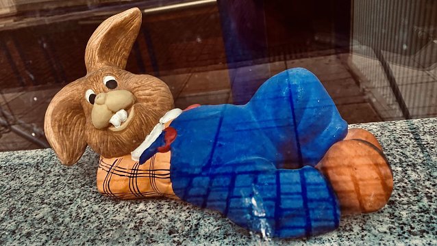 Bild: Hat es sich in unserer Osterwahrnehmung sch&ouml;n bequem gemacht: Meister Lampe
