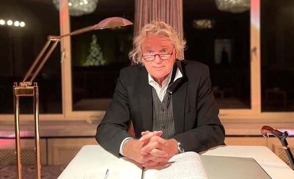 Bild: Der Schauspieler und Theatermann Burkhard Jahn liest aus den Werken von Horst K&ouml;hler und Uwe Hauabenrei&szlig;er