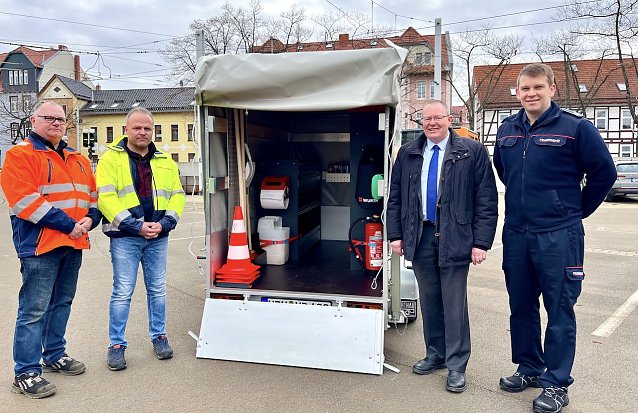 Bild: Ralf Stade, Meister Stra&szlig;enbahninstandhaltung; Stefan L&auml;nger, Betriebsleiter Stra&szlig;enbahnverkehr; Thorsten Schwarz, Gesch&auml;ftsf&uuml;hrer von den Nordh&auml;user Verkehrsbetrieben und Matthias Gropengie&szlig;er, stellv. Amtsleiter der Nordh&auml;user Berufsfeuerwehr (v. l. n. r) schauten sich den neuen Havarieanh&auml;nger an