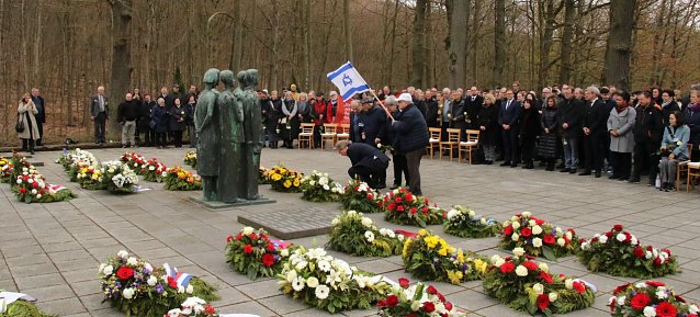 Bild: Kranzniederlegung vor dem ehemaligen Krematorium des KZ Mittelbau-Dora
