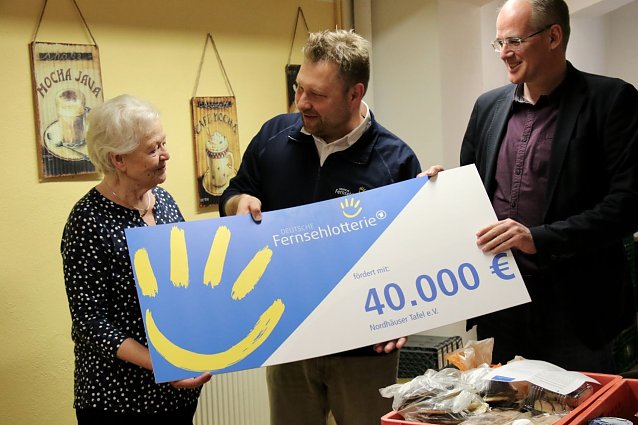 Bild: v.l.: Tafel-Chefin Helga Rathnau, Stephan Masch von der Deutschen Fernsehlotterie und Landrat Matthias Jendricke bei der Scheck&uuml;bergabe