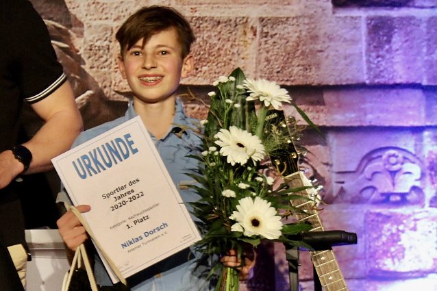 Bild: Niklas Dorsch vom Arterner Turnverein gewinnt den 1. Platz in der Kategorie Einzelsportler 2020/2022