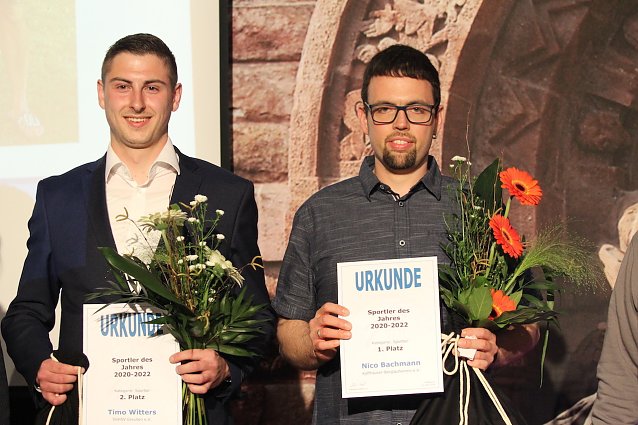 Bild: v.r. Nico Bachmann vom Kyffh&auml;user Berglaufverein (Leichtathletik) gewinnt den 1. Preis bei der Sportlerwahl 2020/2022; Timo Witters vom SGHSV Greu&szlig;en gewinnt den den 2. Platz im Hundesport 