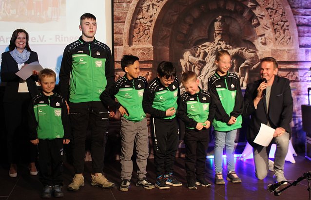 Bild: Die Nachwuchsmannschaft des AC Germania Artern freuen sich &uuml;ber den 3. Platz in der Kategorie Ringen