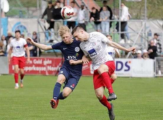 Bild: Einen packenden Fight wie hier im Zweikampf lieferten sich heute wacker und der VfL Halle 