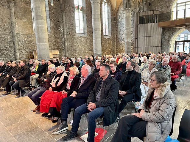 Bild: Das Konzert sorgte f&uuml;r eine volles Gotteshaus