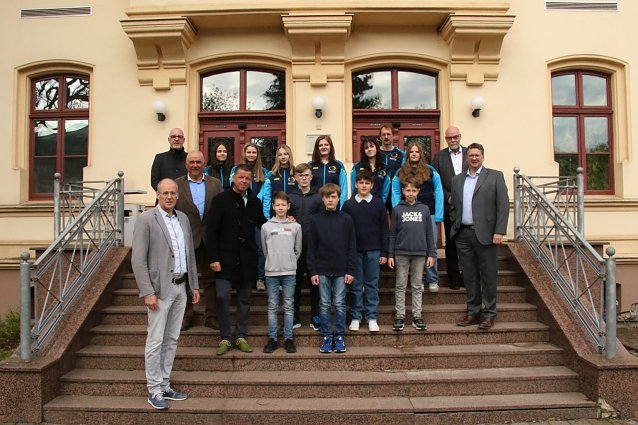 Bild: Zwei Mannschaften, zwei Ziele - vor dem Landratsamt verabschiedete man heute die Tischtennis-Spielerinnen und die Schach-AG gen Berlin und Bremen