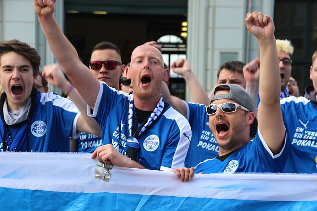 Bild: Wacker-Fans freuen sich &uuml;ber die Verlegung des Pokalendspiels