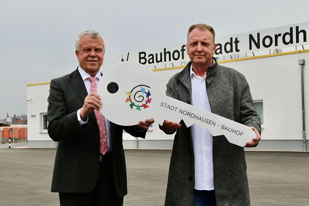 Bild: Ein Schl&uuml;ssel, zwei Chefs - Olaf Salomon &uuml;bergab den Schl&uuml;ssel f&uuml;r den Bauhof heute an dessen Leiter Matthias Eggert